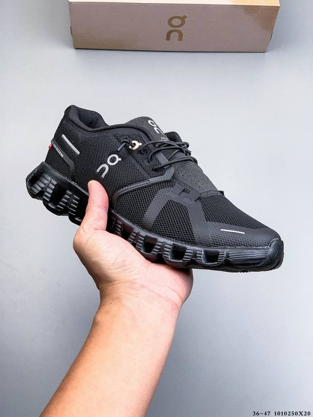 On昂跑 Cloud 5系列轻便透气减震运动鞋 外观延续了品牌的一贯风格，以简约运动风设计，透过不 同面料的特性提升外观整体层次。符合人体工学设计的经典流线鞋型