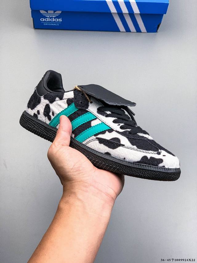 公司级！Adidas Samba Og 经典德训鞋休闲板鞋 Adidas 近70年的经典Samba Og 修长的鞋楦,略微尖尖的鞋头,翻毛皮的鞋头拼接,这些我们