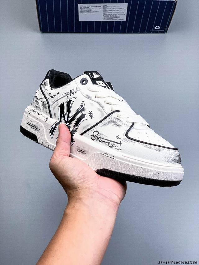 公司级[定制球鞋] Mlb纽约洋基队 潮流密码街头涂鸦喷绘手绘学院耐磨增高风低邦板鞋男女同款 该定制鞋选用原鞋为Mlb纽约洋基队厚底耐磨增高低帮板鞋，以涂鸦为灵