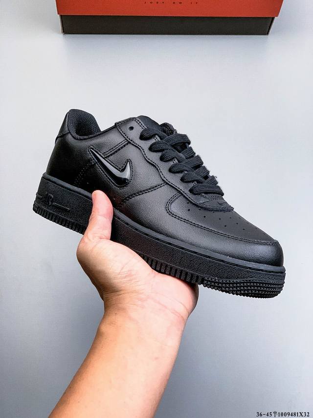原楦数据纸版，采用硬质优质皮革鞋面材质，内置全掌Air Sole气垫。耐克 Nike Air Force 1 Low 空军一号低帮百搭休闲运动板鞋 100948