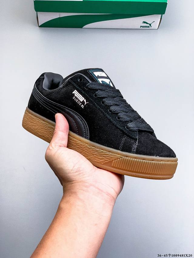 彪马Puma Suede Xl 全新休闲板鞋！鞋身通体采用细腻的麂皮材质，厚实柔软，质感出众；鞋侧保留Puma标志性跑道图案，侧面与后跟点缀金属色Puma Lo