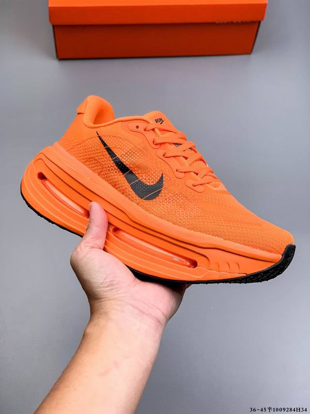 公司级！Nike Vomero Premium 耐克顶级迈柔 路跑鞋，通过超强缓震与舒适度的全面提升令跑步更加轻松，缓解冲击压力，加快恢复节奏。 Nike Vo