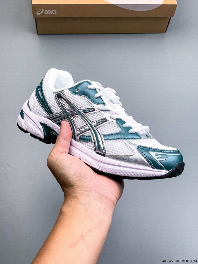 Asics Gel-1 亚瑟士新款运动跑步鞋 Asics Gel-1 可以称得上是复古美学的入门代表作，它所呈现的是千禧年后期的时代变迁风格。 整双鞋在鞋面部分