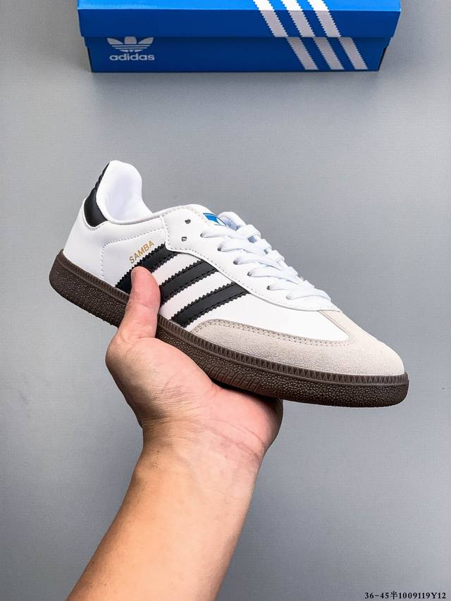 Adidas Samba Og 经典德训鞋休闲板鞋 Adidas 近70年的经典Samba Og 修长的鞋楦,略微尖尖的鞋头,翻毛皮的鞋头拼接,这些我们都看得到