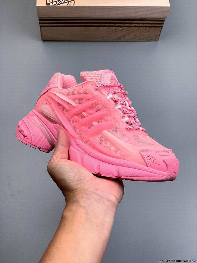 公司级！Pharrell Williams 与 Adidas 在巴黎时装周上揭晓了全新鞋款Adidas Jellyfish 水母 。Jellyfish 鞋款是从