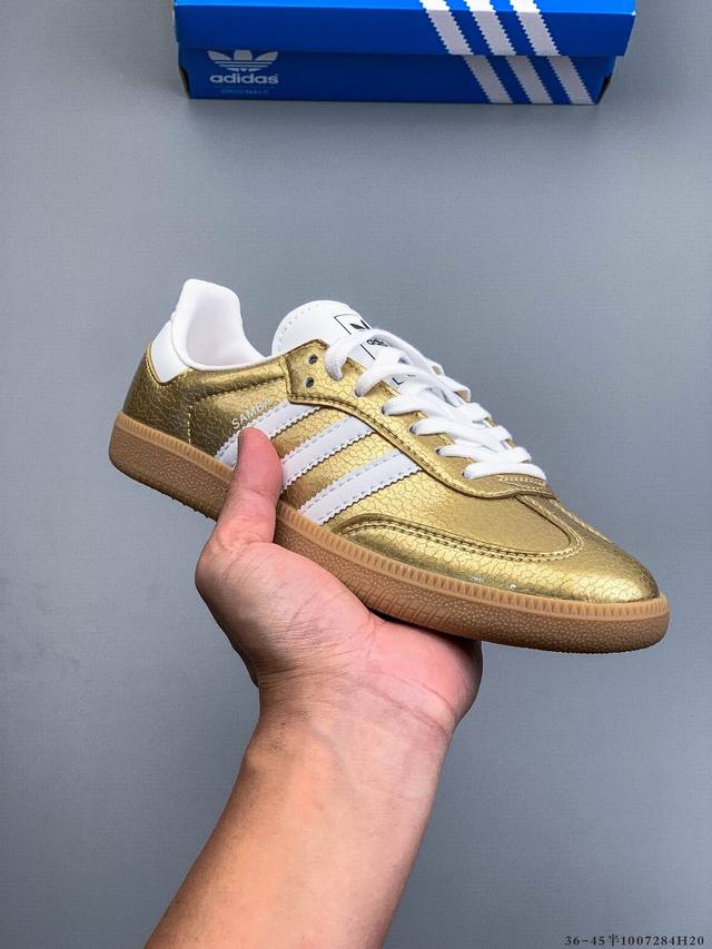 Adidas Samba Og 经典德训鞋休闲板鞋 Adidas 近70年的经典Samba Og 修长的鞋楦,略微尖尖的鞋头,翻毛皮的鞋头拼接,这些我们都看得到
