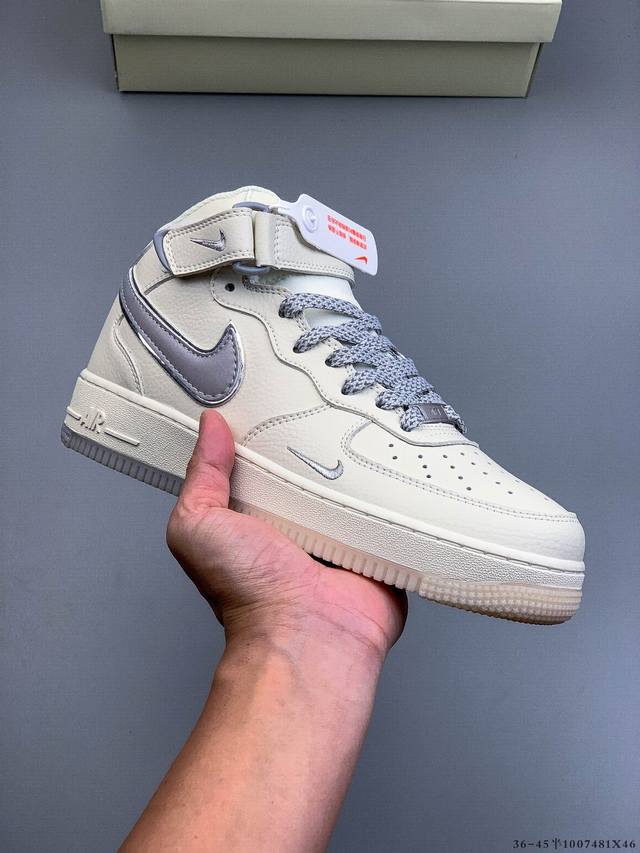 纯原版本！原楦数据纸版，采用硬质优质皮革鞋面材质，内置全掌Air Sole气垫。耐克 Nike Air Force 1 Mid 空军一号中帮百搭休闲运动板鞋 1
