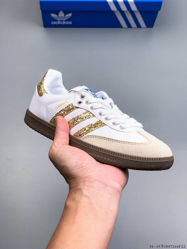 Adidas Samba Og 经典德训鞋休闲板鞋 Adidas 近70年的经典Samba Og 修长的鞋楦,略微尖尖的鞋头,翻毛皮的鞋头拼接,这些我们都看得到