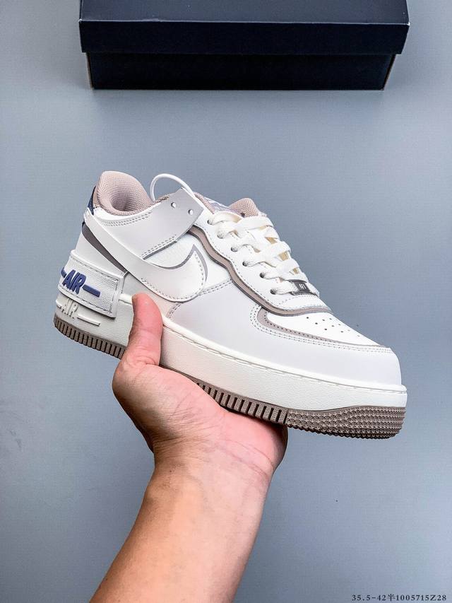 公司级头层！Nike 耐克 Air Force 1 Shadow 拼接马卡龙 侧身 Swoosh 采用叠加形的式呈现，同时跟后也将标志性 “Air” 字叠样加配