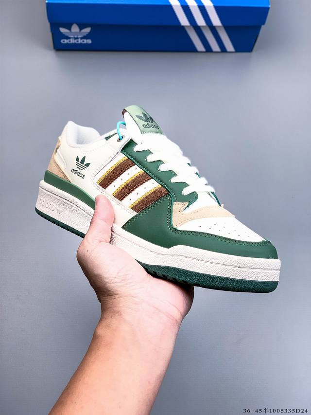 阿迪达斯 Adidas Originals Forum 84 Low Adv 低帮百搭潮流休闲运动板鞋。以复古篮球鞋的外形为基础，采用皮革拼接，简约百搭，更加贴
