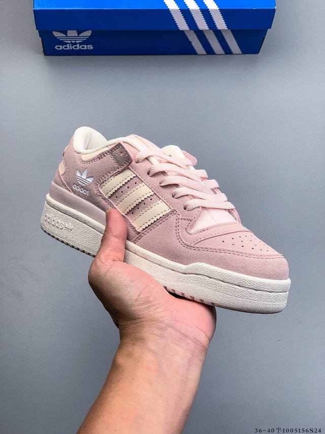 阿迪达斯 Adidas Originals Forum 84 Low Adv 低帮百搭潮流休闲运动板鞋。以复古篮球鞋的外形为基础，采用皮革拼接，简约百搭，更加贴