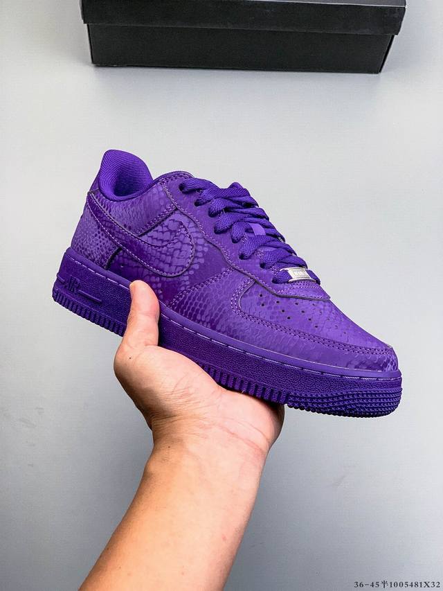 原楦数据纸版，采用硬质优质皮革鞋面材质，内置全掌Air Sole气垫。耐克 Nike Air Force 1 Low 空军一号低帮百搭休闲运动板鞋 100548