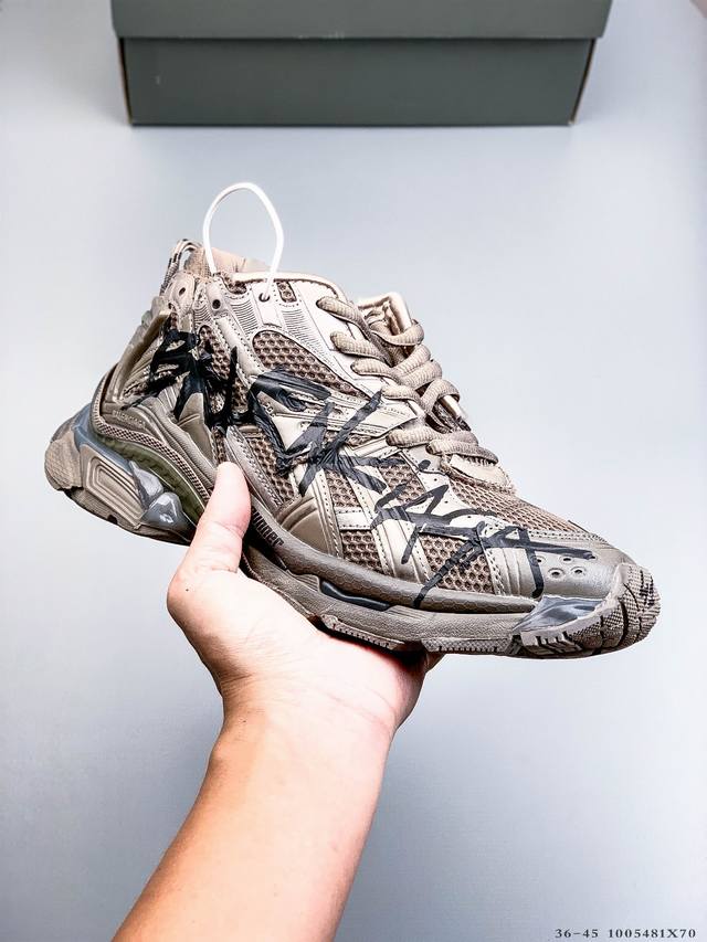 纯原版本！巴黎世家 Balenciaga 巴黎世家Runner运动鞋 不含皮运动鞋，网布材质，磨损效果，鞋头边缘印有尺码，背面浮印尺码，外侧印有跑者徽标，鞋舌刺