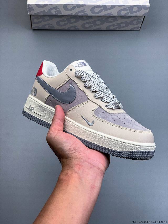 原楦数据纸版，采用硬质优质皮革鞋面材质，内置全掌Air Sole气垫。耐克 Nike Air Force 1 Low 空军一号低帮百搭休闲运动板鞋 100410