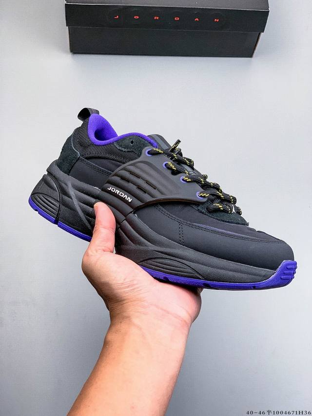 公司级！Jordan Trunner O S 经典百搭 透气 生活休闲鞋 这款新版本以其独特的功能脱颖而出。大胆的 Tpu 笼从中底延伸到鞋眼，提供额外的支撑和