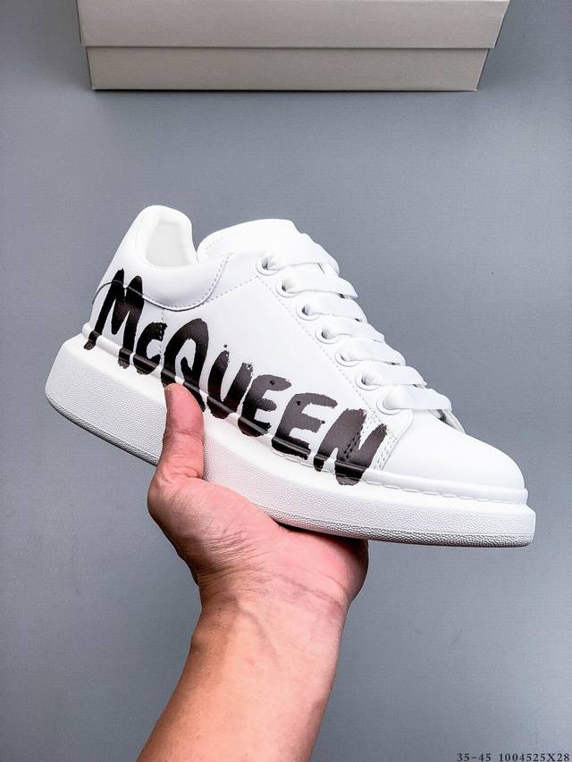 Alexander Mcqueen 麦昆 经典款 想不出有任何理由不收它！面料采用进口丝绸亚光原版牛皮 最新材料 水染羊皮内里，牛皮垫脚 原版大底 回弹度极佳