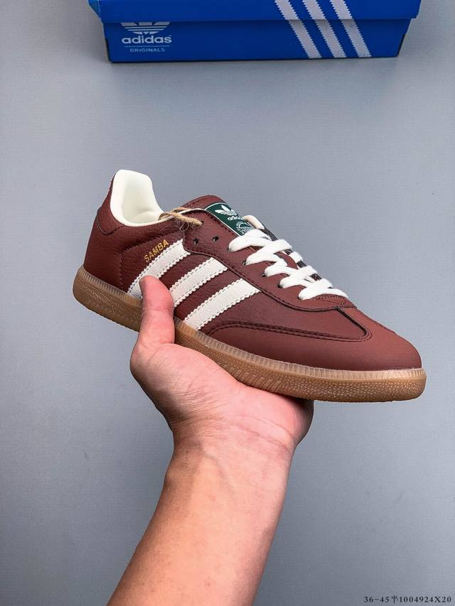 Adidas Samba Og 经典德训鞋休闲板鞋 Adidas 近70年的经典Samba Og 修长的鞋楦,略微尖尖的鞋头,翻毛皮的鞋头拼接,这些我们都看得到