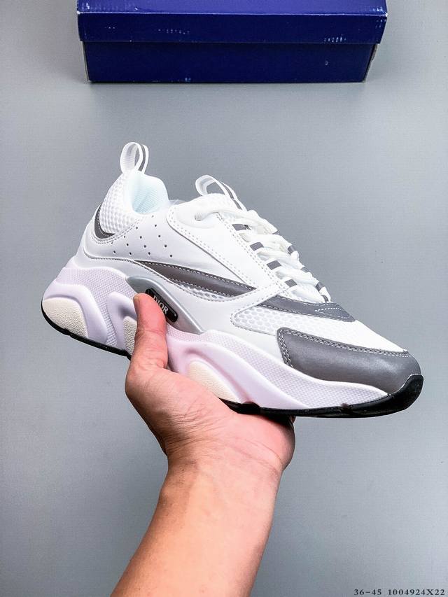 Dior迪奥 B22 牛皮 科技网布运动休闲鞋 B22运动鞋以复古视角重新诠释“厚实 廓形。凭借其独创的运动美学，它结合了不同的材料和纹理，例如光滑的小牛皮和黑