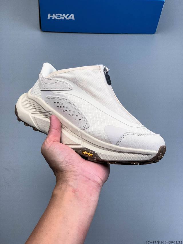 Hoka One One Project Transport以 “舒适零磨合、湿地如履平地”为核心优势，通过植物基中底、Vibram天然大底及人体工学设计，重新