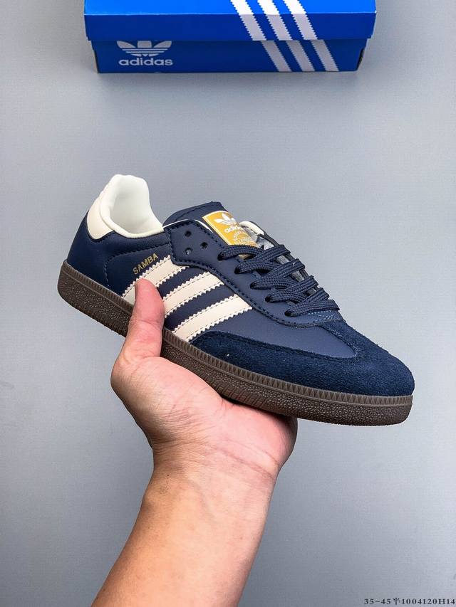 Adidas Samba Og 经典德训鞋休闲板鞋 Adidas 近70年的经典Samba Og 修长的鞋楦,略微尖尖的鞋头,翻毛皮的鞋头拼接,这些我们都看得到
