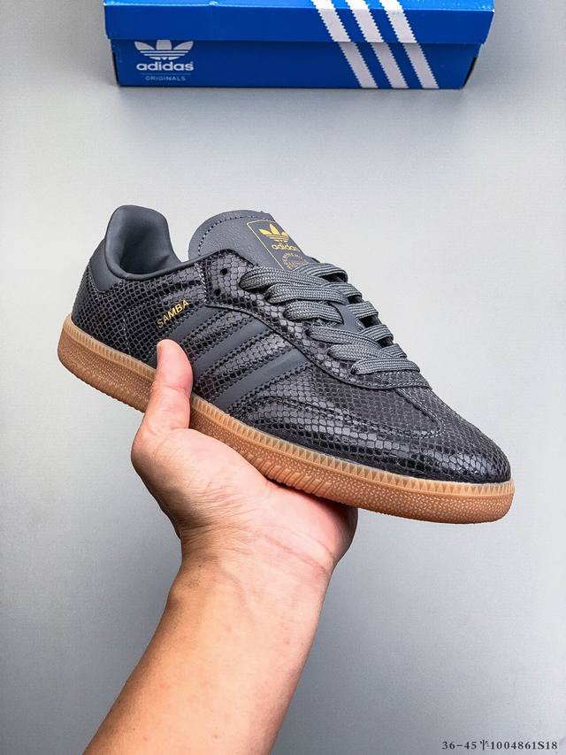Adidas Samba Og 经典德训鞋休闲板鞋 Adidas 近70年的经典Samba Og 修长的鞋楦,略微尖尖的鞋头,翻毛皮的鞋头拼接,这些我们都看得到