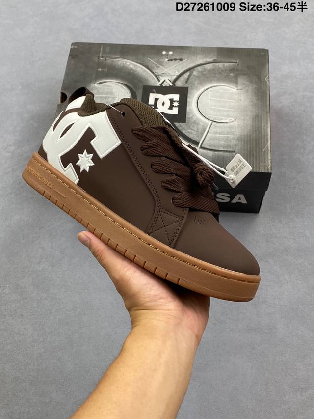 Dc Court Graffik Se Action 运动鞋 鞋面比较简约，经典的硫化结构，加上独有多功能鞋底沟纹带来更好的持久性和抓地力。外侧Logo标识既增