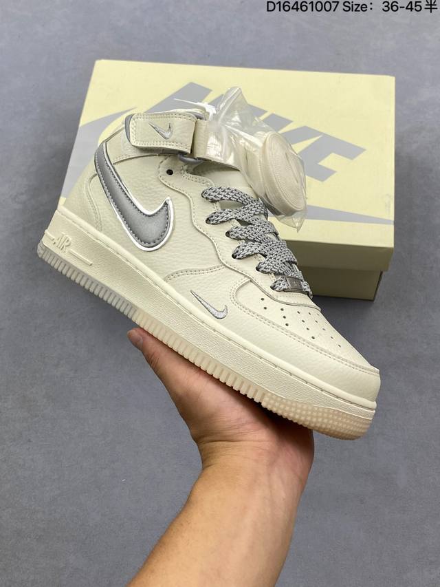 男女鞋半码制#升级原楦原纸版开发#采用硬质粒面牛剖革鞋面材质#内置全掌Air Sole气垫自由自造，By You专属定制个性鞋款,耐克Nike By You A