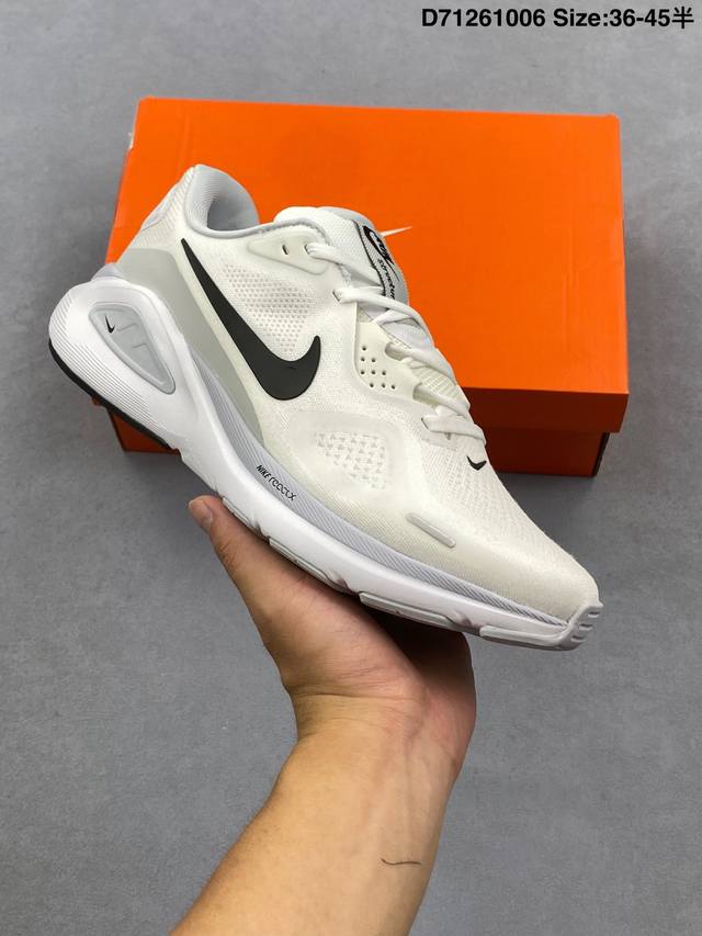 耐克Nike Air Zoom Structure 26 轻量跑鞋鞋面采用透气工程网眼材质制作。鞋身整体轻盈舒适透气,鞋子颜色以玫红色为主色调！耐克Logo以黑
