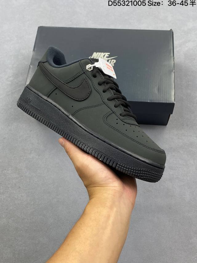 公司级Nike Air Force 1 Low 空军一号 Af1 低帮百搭休闲运动板鞋。柔软、弹性十足的缓震性能和出色的中底设计，横跨复古与现代的外型结合，造就