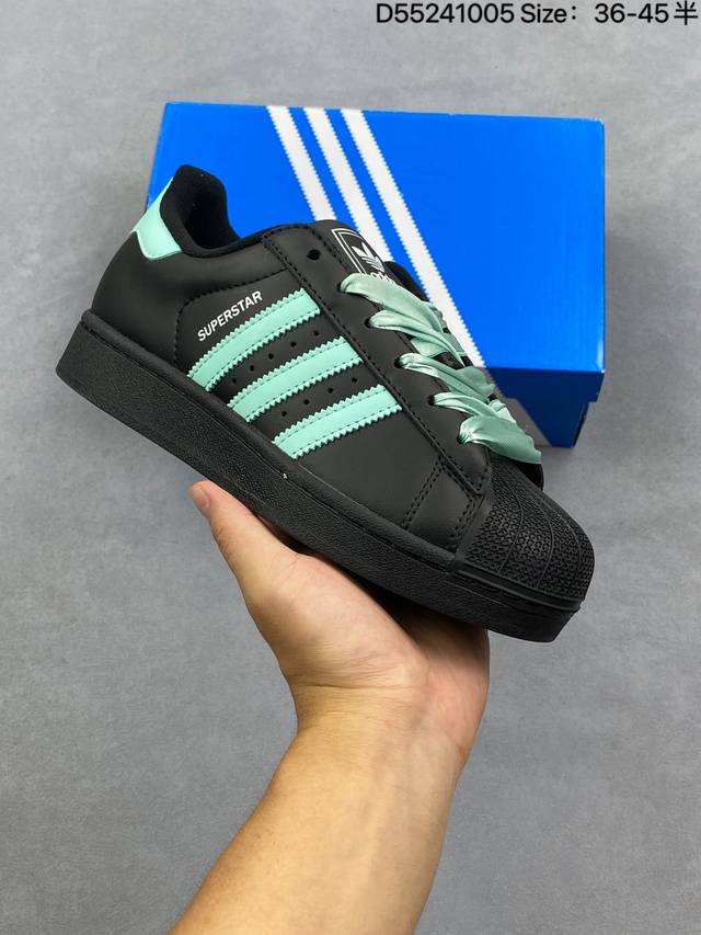 Adidas Originals Superstar 贝壳头系列 此款鞋采用近几年比较流行的版型设计 外观时尚大气鞋底采用耐磨的材质 穿上它让您感觉到舒适的体验