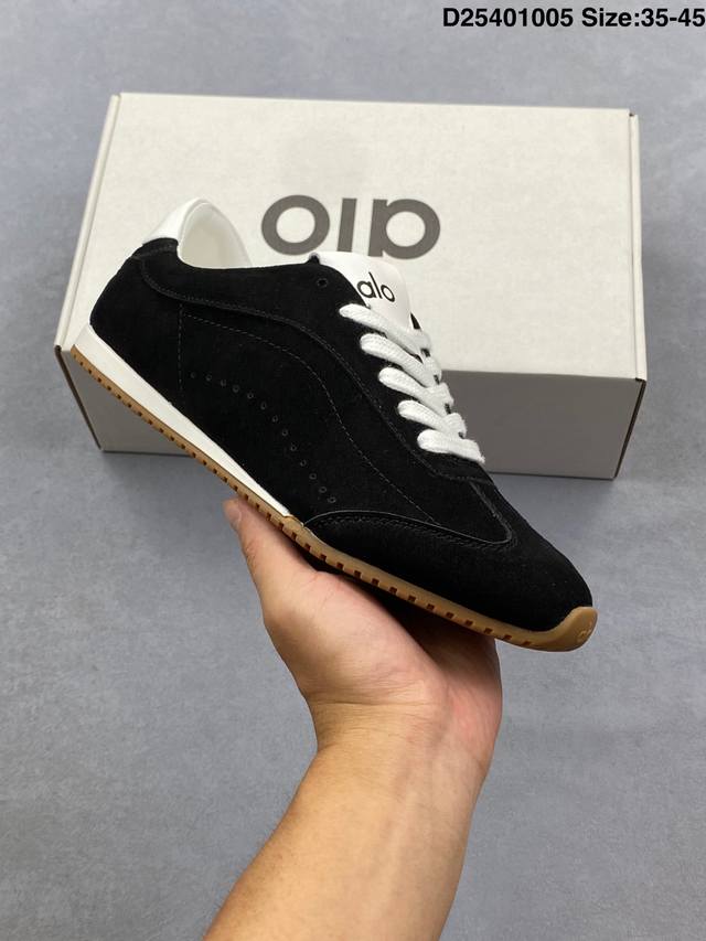 公司级Lo Yogaalosunset新款运动鞋绒面革低帮薄底休闲鞋简约风 采用柔软麂皮拼接透气内里，鞋底具备一定缓震性，适合日常通勤或周末出游。品牌目前主要面