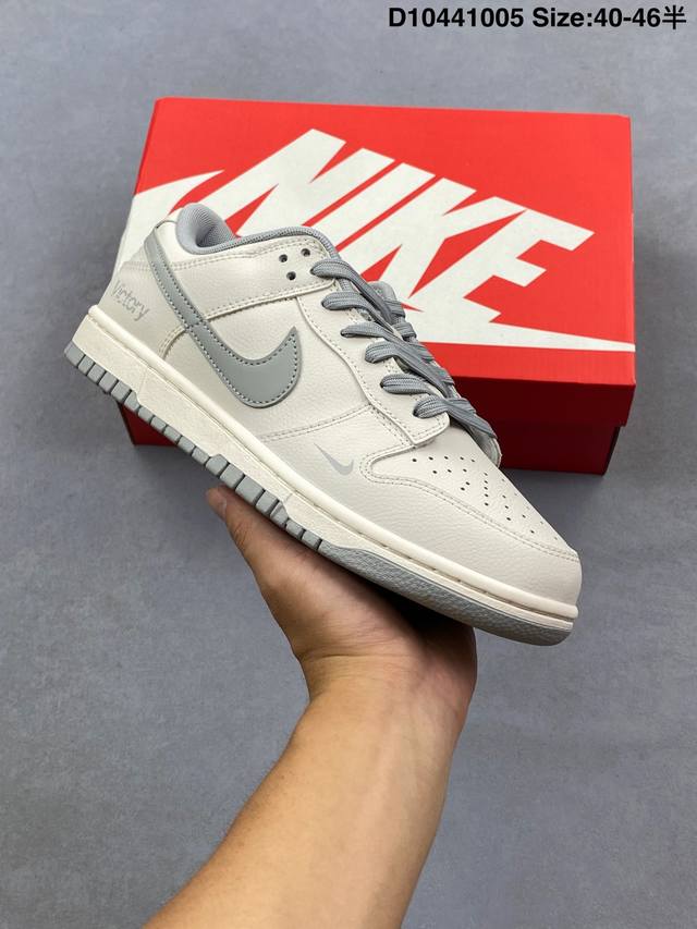 公司级Nike Dunk Low 此款以极简白魂打底，磨砂质感拼接哑光皮革，视觉层次如双押韵脚，灰色Swoosh划破旋律爆点，不张扬，却藏不住高级感。粗粝绑绳诠