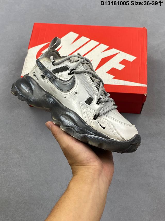 W Nike Tc 7900 手工定制 注入非凡时尚气息 塑就高雅外观 耐穿合成材质搭配柔软丝绒 该鞋款保留了挚爱的加垫鞋口 柔软泡绵缓震配置 和抓附力十足的橡