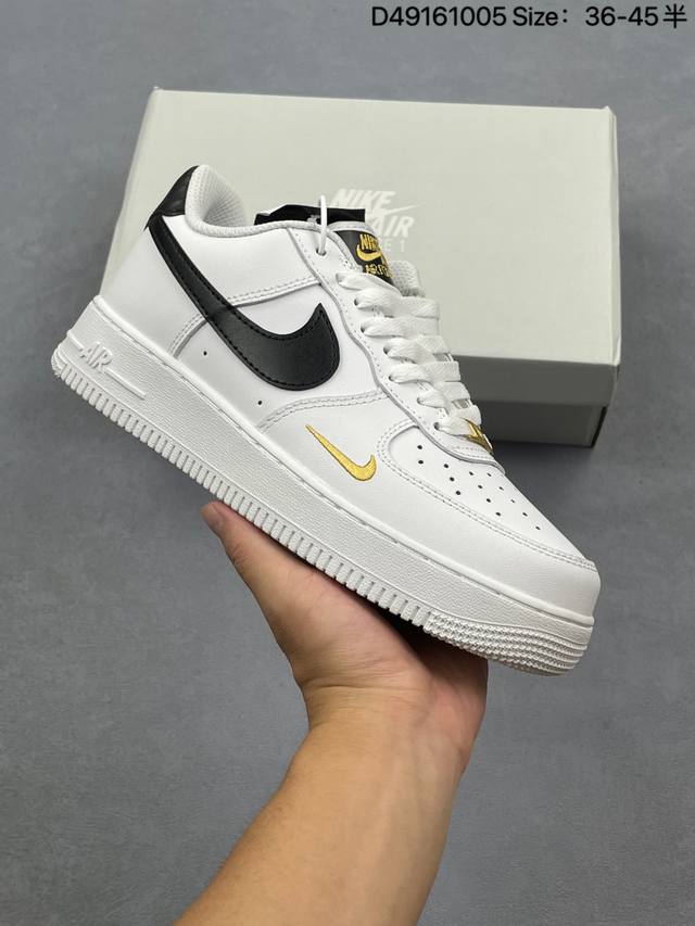 耐克Nike Air Force 7 Se 空军一号低帮百搭休闲运动板鞋。柔软、弹性十足的缓震性能和出色的中底设计，横跨复古与现代的外型结合，造就出风靡全球三十