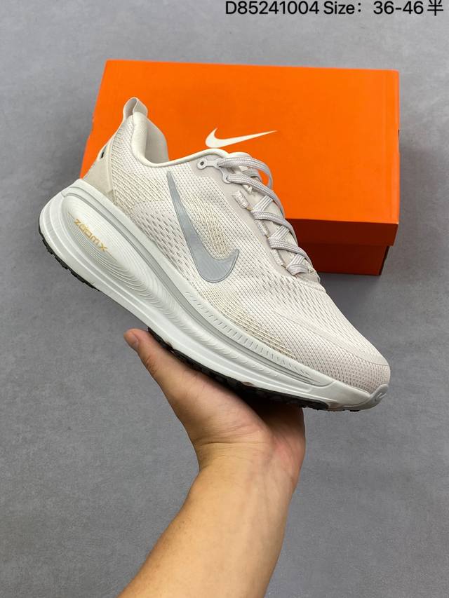 Nike Vomero 18 耐克 舒适减震防滑 低帮跑步鞋 全掌Reactx泡绵中底 前掌和后跟还配备了Air Zoom气垫单元 据说跑起来更快更舒适哦 这次