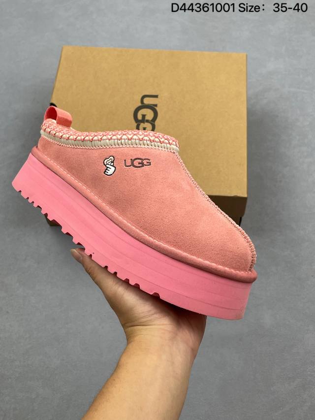 Ugg 雪地靴 厚底采用Tpu模压鞋面内嵌人造卷曲羊毛，鞋面具有防水功能，选用7毫米Uggpure 植入式羊毛里衬与可拆卸的Uggpure 植入式羊毛鞋垫，Tr