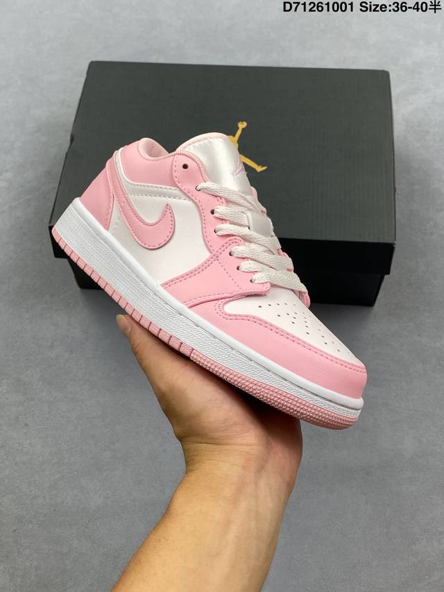 Air Jordan 1 Low 低帮 Aj1 乔丹1代 Aj1 乔1 低邦 灰蓝色 乔丹篮球鞋系列 鞋款整体以白蓝蓝色为主色调，鞋身采用白色皮革打造，搭配海军