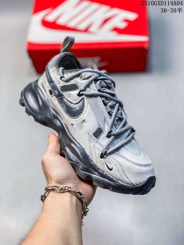 公司级Nike Tc 7900 ‘Diy’定制 耐克 增高厚底休闲老爹鞋 注入非凡时尚气息 塑就高雅外观 合成材质搭配柔软丝绒 该鞋款保留了挚爱的加垫鞋口 柔软