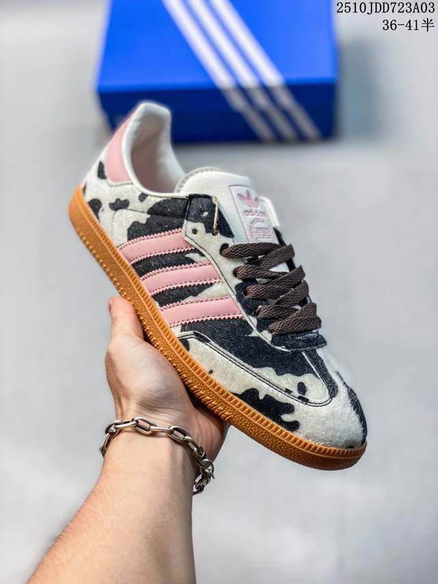 阿迪达斯 Adidas Handball Spezial 低帮三叶草学院风复古休闲板鞋 德训鞋 橡胶底柔软皮革经典运动鞋板鞋。圆头、缝合拼接设计、正面绑带、鞋舌