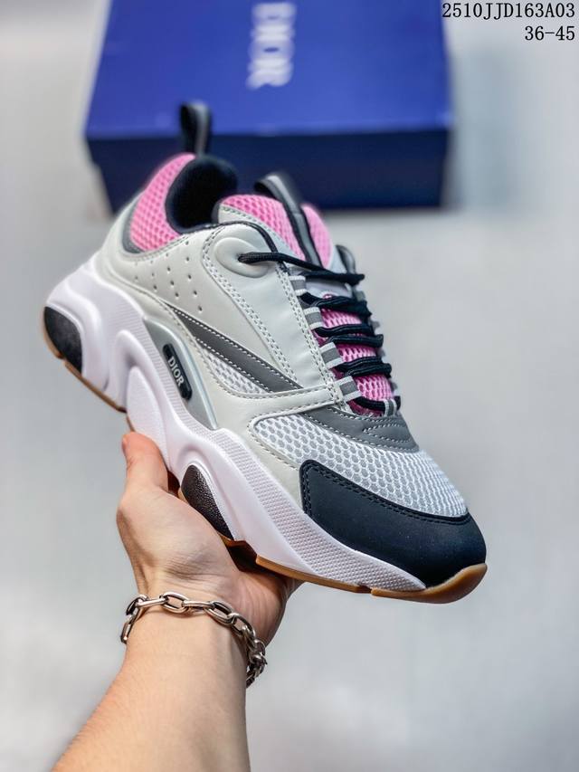 Dior 迪奥 原楦原纸版数据开发,采用光滑牛皮革组合网织布面材质，正确吸汗网布贴合海玻璃Cd压纹鞋垫，独家开发Tpu弹力中底组合Tr光泽耐韧锯齿橡胶大底法国高