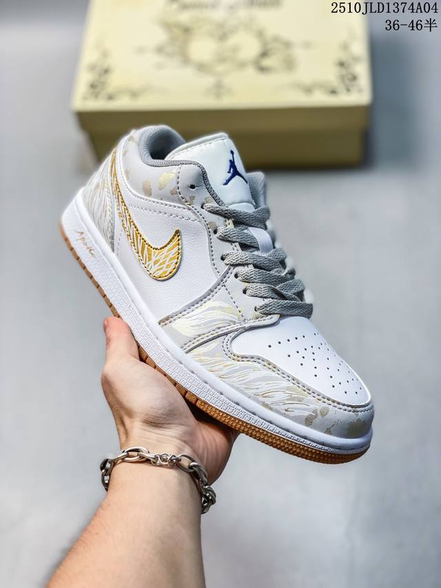 Air Jordan 1 Low Aj1乔1低帮休闲板鞋 同步官方配色 原档冲孔鞋头 正确满胶鞋垫 四线拉帮 原厂织唛标 鞋舌高弹海绵填充。 Size： 36