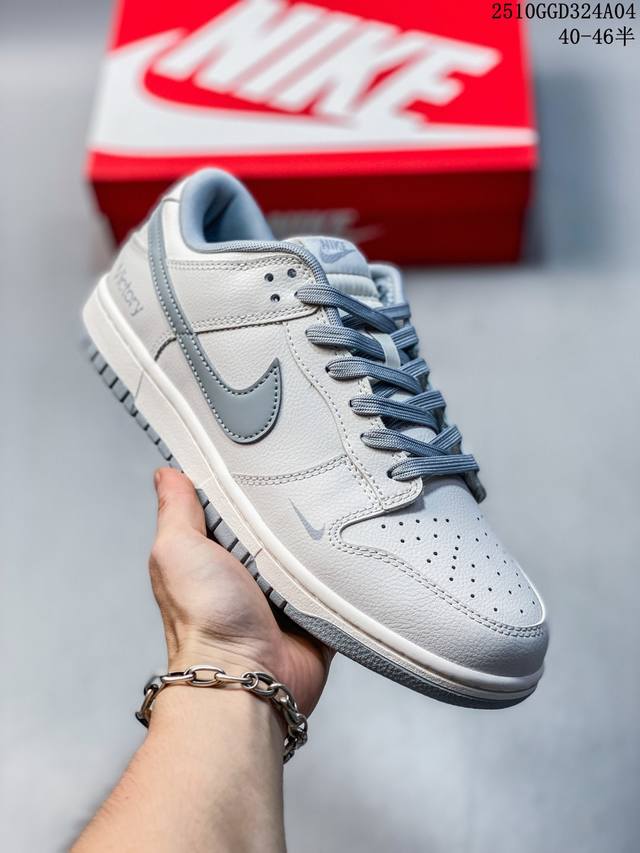 真标带半码耐克Nike Sb Zoom Dunk Low 板鞋 系列经典百搭休闲运动板鞋 鞋舌的填充，使舒适性大大提升，同时也更方便穿脱中底部分则加入了脚感柔软