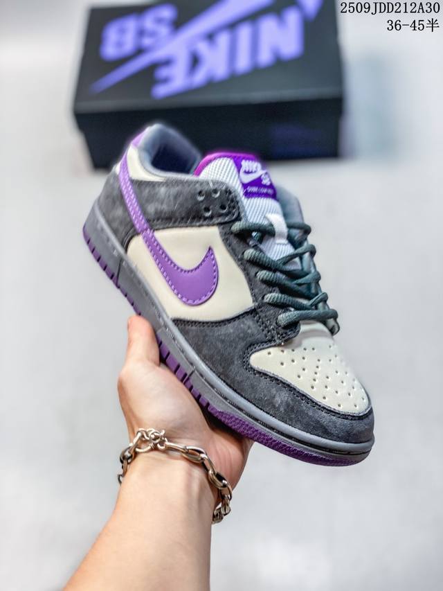 真标带半码耐克Nike Sb Zoom Dunk Low 板鞋 系列经典百搭休闲运动板鞋 鞋舌的填充，使舒适性大大提升，同时也更方便穿脱中底部分则加入了脚感柔软