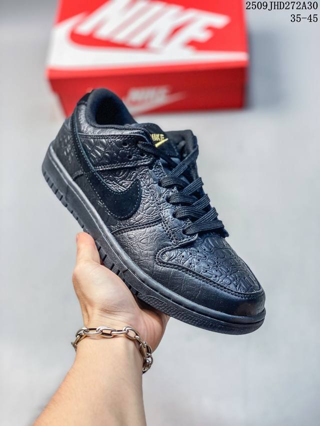 真标带半码耐克Nike Sb Zoom Dunk Low 板鞋 系列经典百搭休闲运动板鞋 鞋舌的填充，使舒适性大大提升，同时也更方便穿脱中底部分则加入了脚感柔软