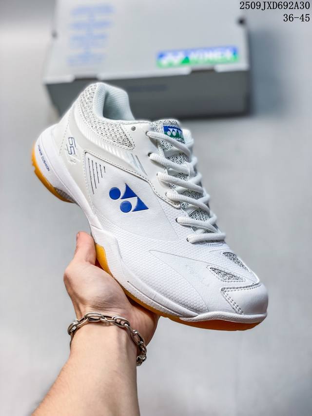 Yonex尤尼克斯65系列3织物合成革舒适低帮 羽毛球鞋加宽楦设计，上脚体验更佳，采用动力垫+设计，减震蓄能，保护脚踝;人体工程防撞鞋头，保护脚趾;鞋底采用放射