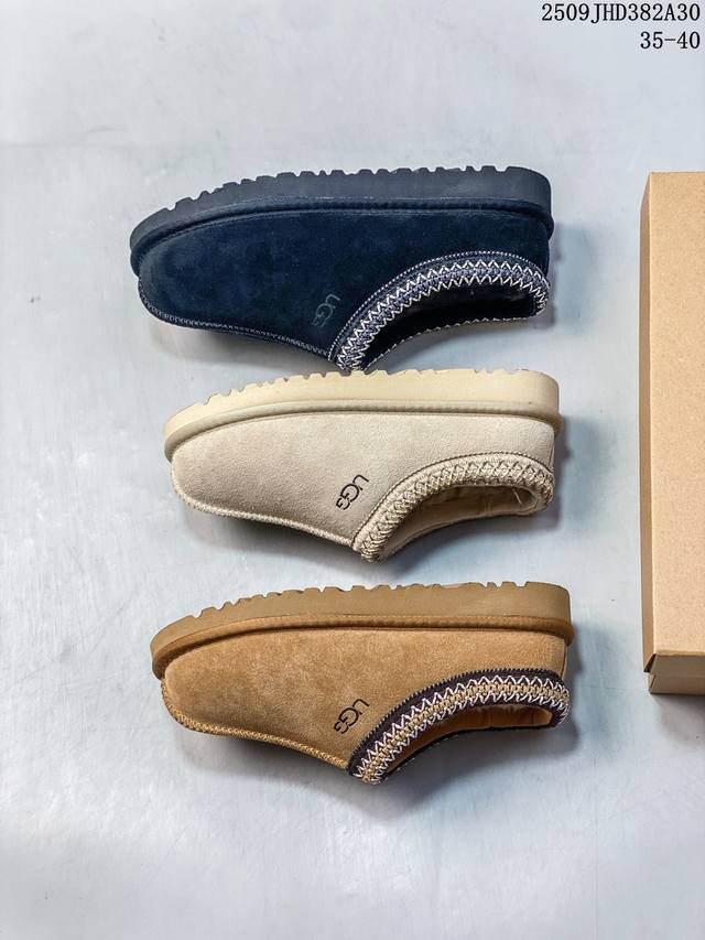 防水版 Ugg 塔茨半拖 名族风3Cm厚底 雪地靴女款 广州外贸大厂生产 鞋头到鞋垫真羊皮毛一体 带防水工艺 区别市面任何版本 独立原版开发大底 羊绒鞋垫 冬季