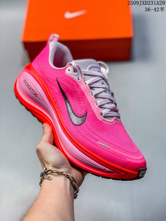 公司级Nk Air Zoom Vomero 18 轻便舒适公路跑步鞋 Hm6803-001 质感柔软 弹力充沛 助力一路畅跑 乐享不停 厚实泡绵缔造舒适的回弹效