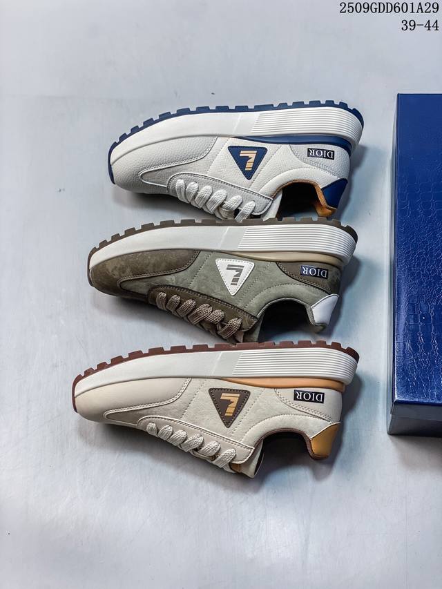 迪奥Dior新品轻便休闲跑步运动鞋系列 广东品质原厂 原装套装配件官方同源 采用精选面料 舒适内里 鞋面走线工整 清晰质感 高端时尚 简约大气 防滑舒适 鞋底采