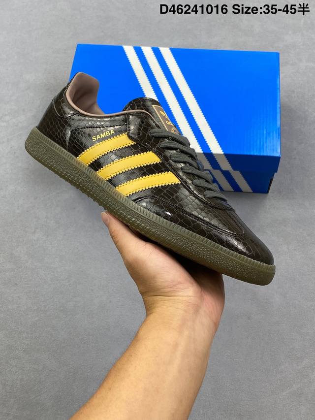 Adidas Originals Samba 黑色 此款鞋延续了橡胶外底和经典款式的传统。优质绒面革鞋面和标志性的3条纹采用明亮的对比色，为久经考验的外观带来俏