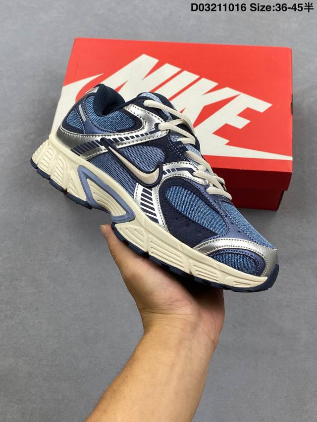 Nike 耐克 男女鞋真标半码制，采用环保纤维革饰片组合网眼布鞋面材质，中底搭载Eva轻量缓震，外置防滑耐磨橡胶外底复古气质十足全新耐克Nike V5 Runn